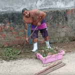 [VÍDEO] Morador da região central de Penha limpa a rua e manda recado à Prefeitura