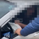[VÍDEO] Motorista derruba poste após sair de evento político em Penha: “foi sem querer, escapou o freio, pisei no acelerador, tô de chinelo”