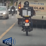 [VÍDEO] Penha: motoboy emociona ao circular com cartinha de filha na mochila de entregas