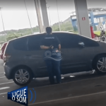 [VÍDEO] Populares flagram prática libidinosa no estacionamento de supermercado em Penha