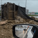 [VÍDEO] Motorista fica indignado com caminhoneiro que manobra no meio da BR-101 e caminhão com carga de pedra tomba sobre a rodovia; ocorrências prejudicam trânsito na região