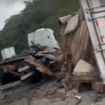 [VÍDEO] Penha: baú tomba de cima de caminhão e trava trânsito no viaduto da Santa Lídia