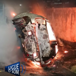 [VÍDEO] Penha: carro explode e queima por completo após motorista sair da pista e bater em muro