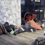 [VÍDEO] Andarilhos transformam arredores de estabelecimento comercial em abrigo e incomodam vizinhos