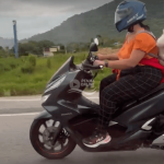 [VÍDEO] Cachorrinho é flagrado sendo transportado de maneira pouco confortável e segura na BR-101 em Penha