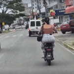 [VÍDEO] Condutora é flagrada cometendo infração de trânsito em avenida de Penha