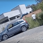 [VÍDEO] Homem é flagrado descartando entulho em terreno baldio em plena luz do dia