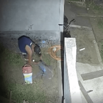 [VÍDEO] Homem furta materiais de imóvel em construção; proprietária pede ajuda para identificar autor do crime