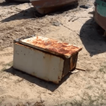 [VÍDEO] Inacreditável: eletrodoméstico é descartado em praia de Penha