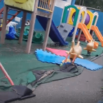 [VÍDEO] Mãe de aluno cobra manutenção no parquinho de creche municipal de Penha