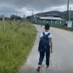 [VÍDEO] Mato alto e falta de calçada em avenida de Penha levam muito perigo a estudantes e pedestres em geral