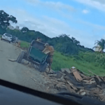 [VÍDEO] Motorista denuncia carroceiro fazendo descarte ilegal de entulho em Penha