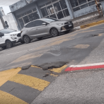 [VÍDEO] Motoristas alertam para lombada com grave defeito e falta de uma faixa de pedestres em frente à Prefeitura de Penha