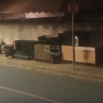 [VÍDEO] Móveis aparecem na calada da noite em calçada de rua em Penha e moradores denunciam descarte irregular