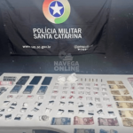 Munições e mais de 300 porções de cocaína são apreendidas durante operação policial; duas pessoas foram presas