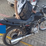 Penha: adolescente é flagrado pilotando moto com mais de 10 multas e documento atrasado há mais de 4 anos