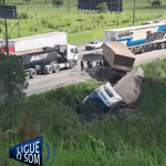[VÍDEO] Penha: carreta e furgão se envolvem em acidente na BR-101 e bloqueiam trânsito na saída da Transbeto