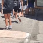 [VÍDEO] Penha: falta de ponto de ônibus faz crianças ficarem sob sol e chuva, denunciam pais