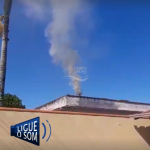 [VÍDEO] Penha: vizinhos denunciam beneficiadora de pescados que expele fumaça fétida através de chaminé