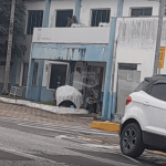 Pessoas em situação de rua voltam a ocupar prédio em frente à Prefeitura de Penha