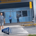 [VÍDEO] Populares questionam a presença de agente de trânsito de Navegantes parado no aeroporto