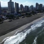 Praia Central de Balneário Piçarras tem terceiro trecho liberado e obra de alargamento avança para reta final