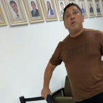 [VÍDEO] Servidor tenta intimidar reportagem do Penha Online dentro da Câmara de Vereadores de Penha