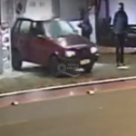 [VÍDEO] Audácia sem limites: criminosos usam carro para arrebentar porta de comércio em Penha; cena foi gravada por câmera de vigilância