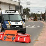 Balneário Piçarras comunica interdição e desvio na Rua João de Deus Carvalho para manutenção de deslocamento de tubulação de rede