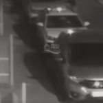 [VÍDEO] Câmera de monitoramento registra arrombamento de caminhonete no Centro de Penha