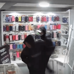 [VÍDEO] Câmeras de segurança registraram rostos de criminosos que arrombaram loja em Penha