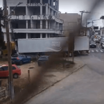 [VÍDEO] Caminhão entra na contramão, bate em poste, arranca fios e deixa o Centro de Penha sem energia elétrica