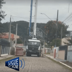 [VÍDEO] Caminhão trancando passagem e buraqueira: morador do Gravatá de Navegantes denuncia situação de sua rua