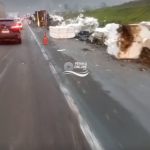 [VÍDEO] Carreta tomba e espalha carga em Penha