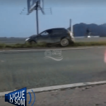 [VÍDEO] Carro arranca poste da Transbeto no início da noite desta segunda-feira (8); trânsito é lento no local