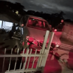 [VÍDEO] Carro desce da garagem de residência em Penha e fica pendurado em cima de imóvel vizinho