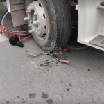 Ciclista tem pé esmagado em ocorrência de trânsito; bicicleta ficou destruída embaixo de caminhão