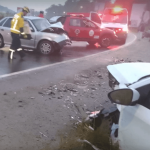 [VÍDEO] Colisão frontal deixa três feridos na rodovia entre Penha e Balneário Piçarras; motorista fica preso às ferragens