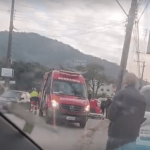 [VÍDEO] Criança é atropelada a caminho da escola em Penha