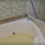 [VÍDEO] Dono de pousada em Penha se revolta ao ter reservas canceladas devido à água suja que chega na empresa