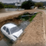 Ford Fiesta com seis ocupantes cai em vala na madruga deste domingo
