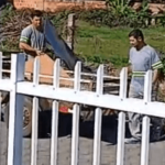 [VÍDEO] Homens são flagrados descartando entulho na frente de residências