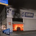 [VÍDEO] Incêndio em oficina mecânica mobiliza bombeiros no início da madrugada