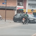 [VÍDEO] Irresponsabilidade de condutor de scooter quase resulta em acidente de trânsito
