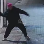 [VÍDEO] Ladrão arrebenta porta de comércio em Penha; proprietário oferece recompensa por informações que levem até o criminoso