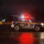 Madrugada fatal: jovens de 16 e 18 anos morrem em acidente após saída de pista na BR-101