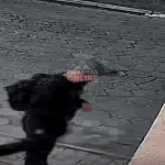 [VÍDEO] Moradores relatam presença frequente de homem em atitude suspeita durante a madrugada