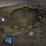 [VÍDEO] Motoqueiro alerta para buraco gigante no meio de rua em Penha