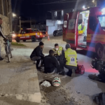 [VÍDEO] Motoqueiro bate na traseira de caminhonete em rua de Penha; vizinha do local alerta para perigo constante no trecho