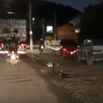[VÍDEO] Motoqueiro é flagrado empinando e ultrapassando pela calçada em via pública de Penha